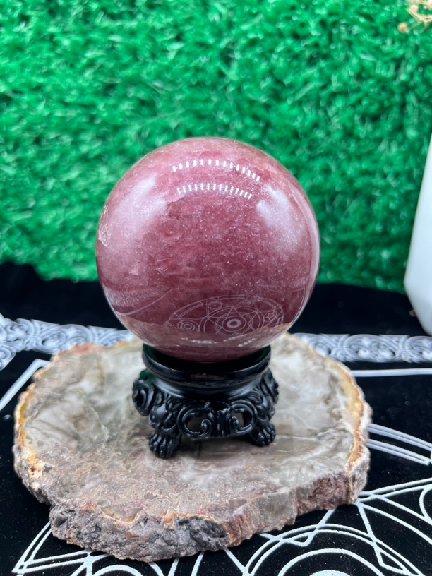 天然红草莓晶石球，卡7.8，重696克