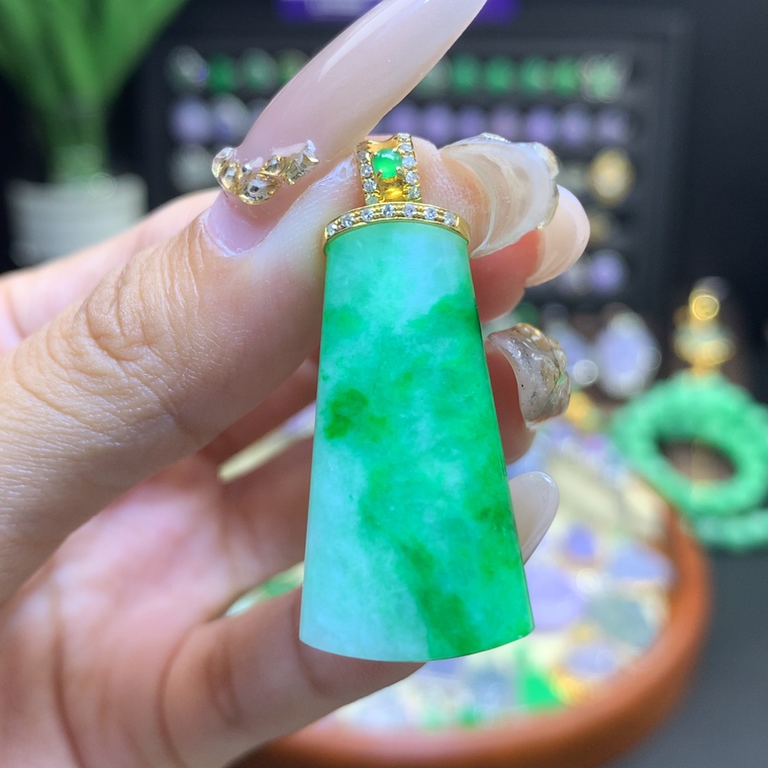 翡翠18K金镶嵌颈饰