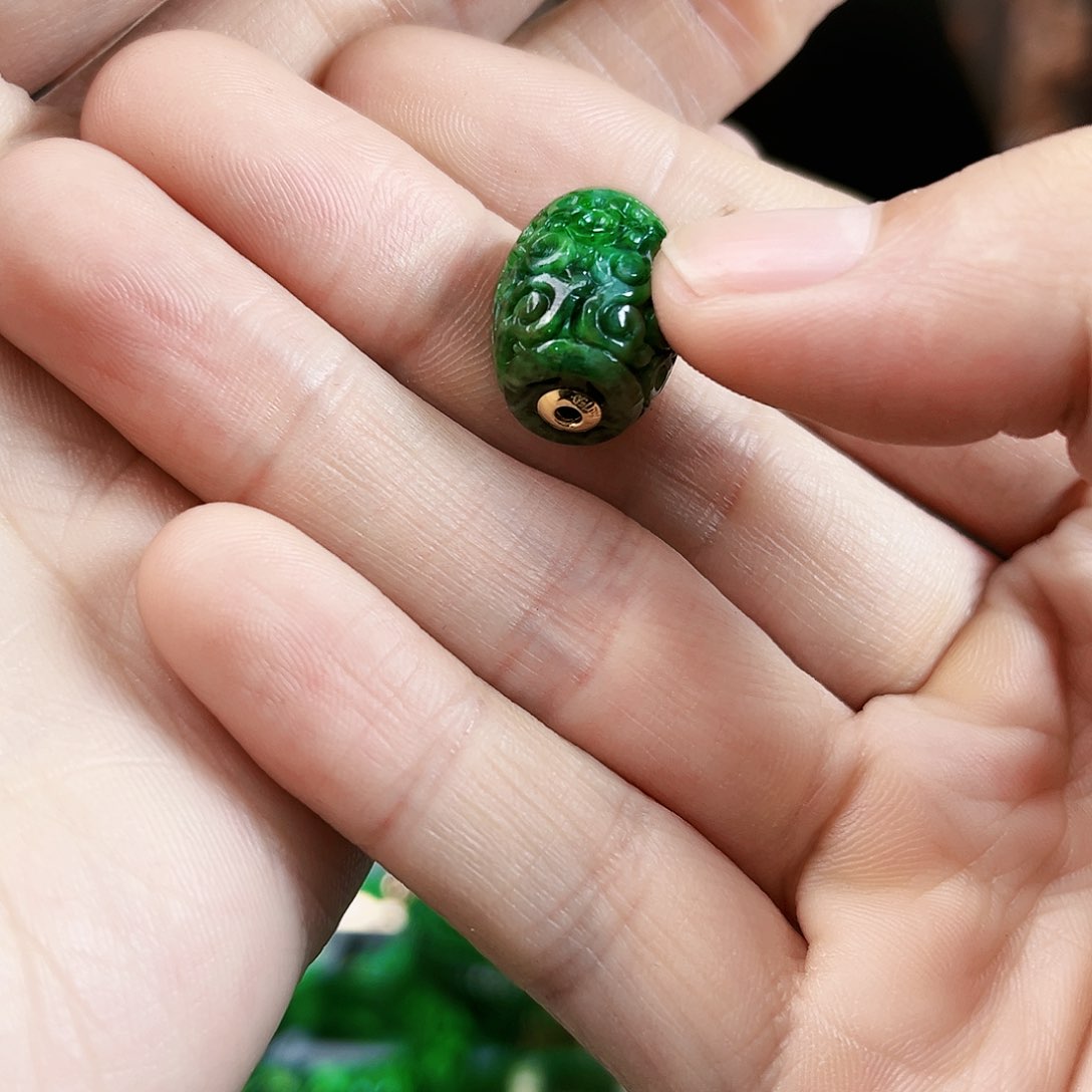 翡翠颈饰18K金镶嵌吊坠多样性