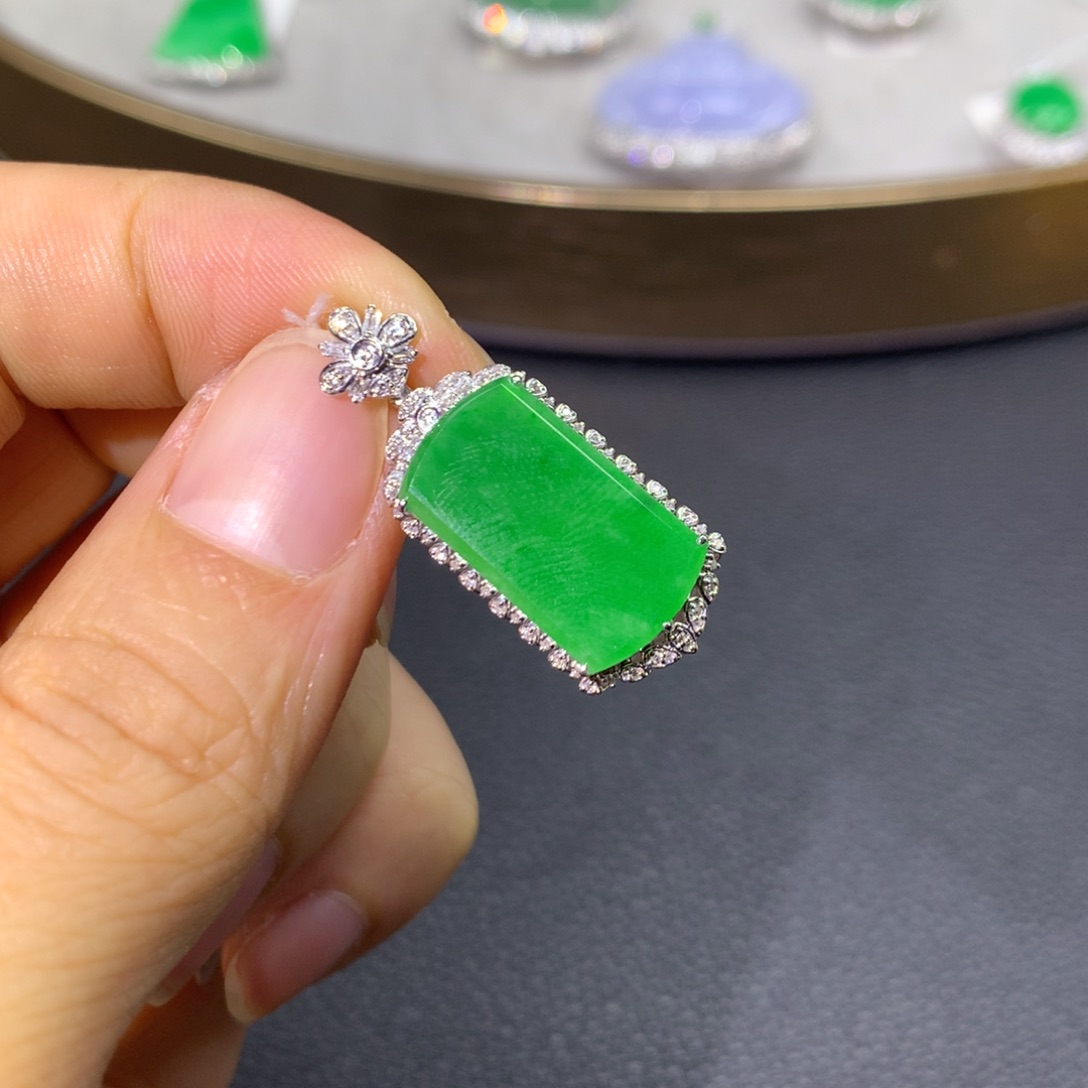 翡翠颈饰18K金镶嵌翡翠