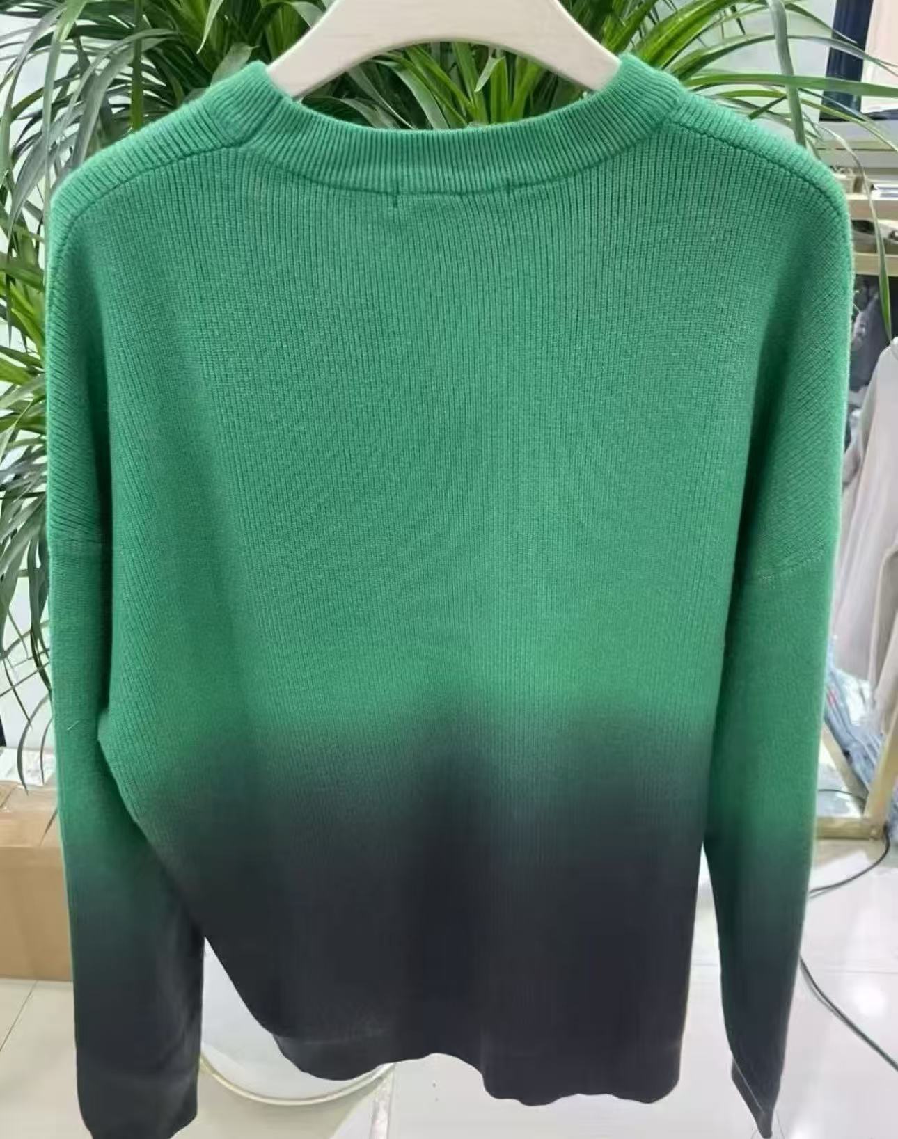 H家剪标圆领厚款长袖渐变针织衫毛衣宽松型免烫透气时尚休闲绿色