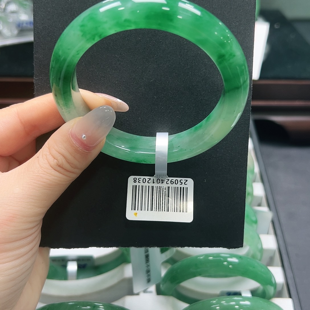 欢***欢石英质玉（非洲翠）未镶嵌手镯