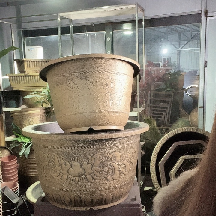 圆83一个有孔金色的