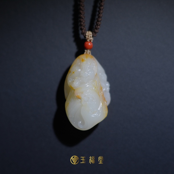 玉福堂 | 天然新疆和田玉籽 | 洒金皮白肉独籽圆雕招财貔貅吊坠