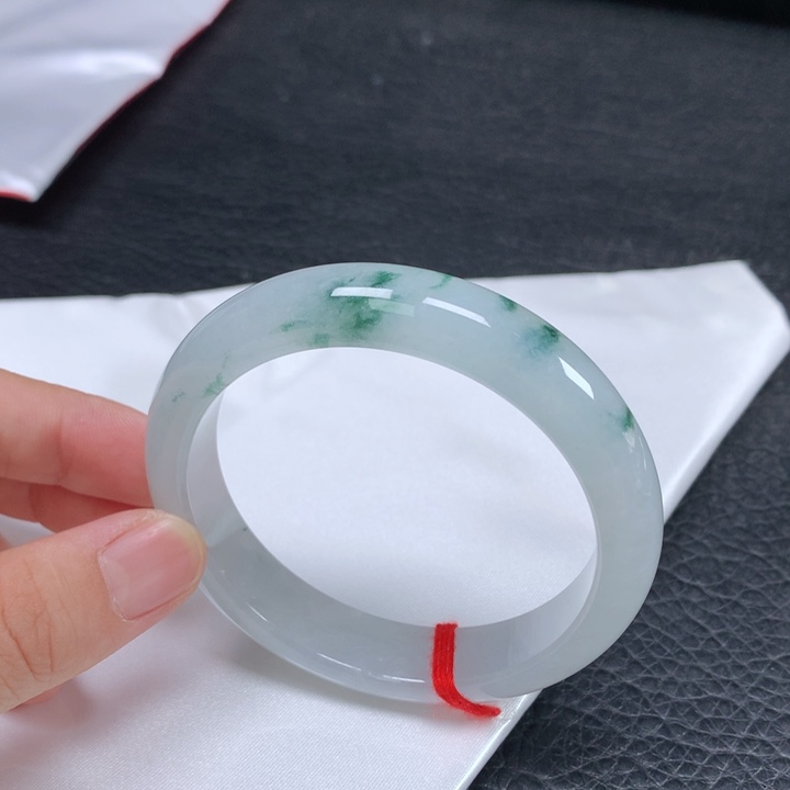 翡翠未镶嵌手镯  