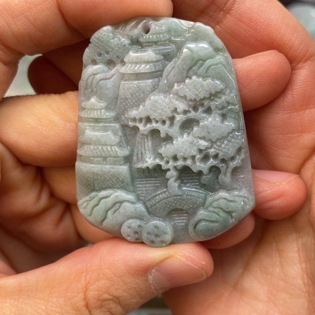 翡翠颈饰未镶嵌山水
