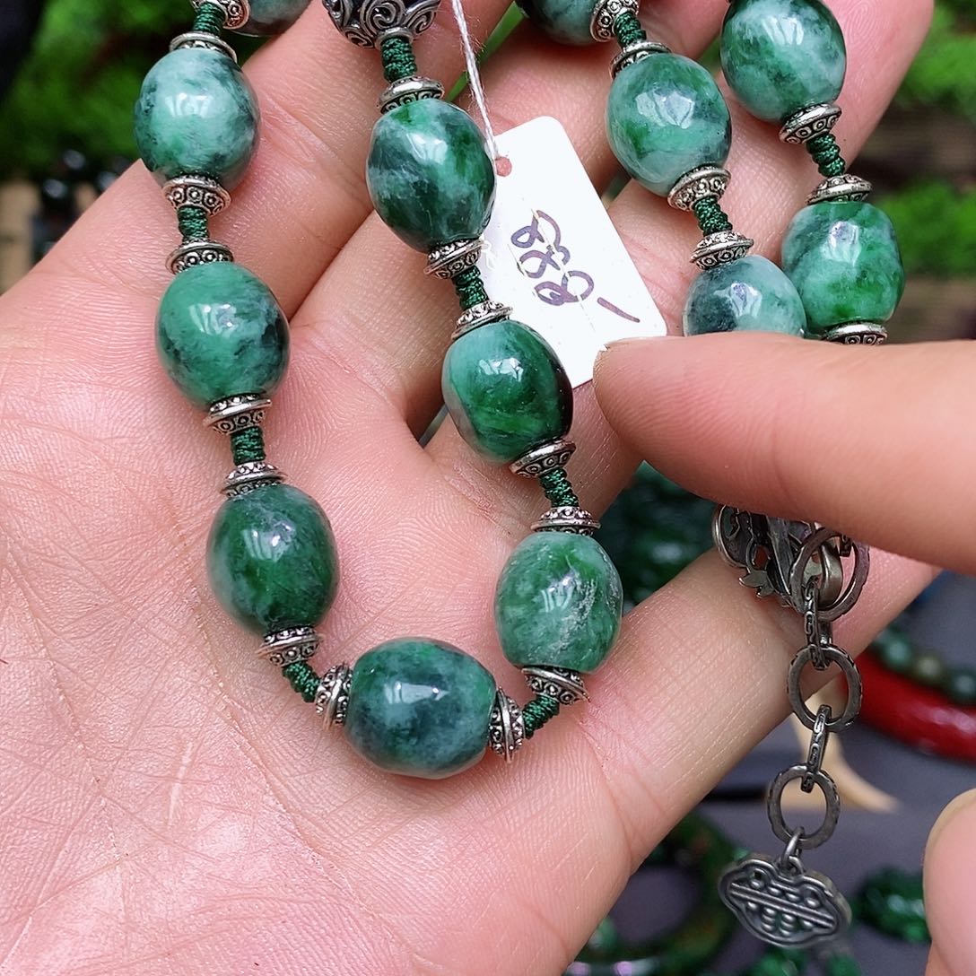 翡翠颈饰未镶嵌漂亮美眉