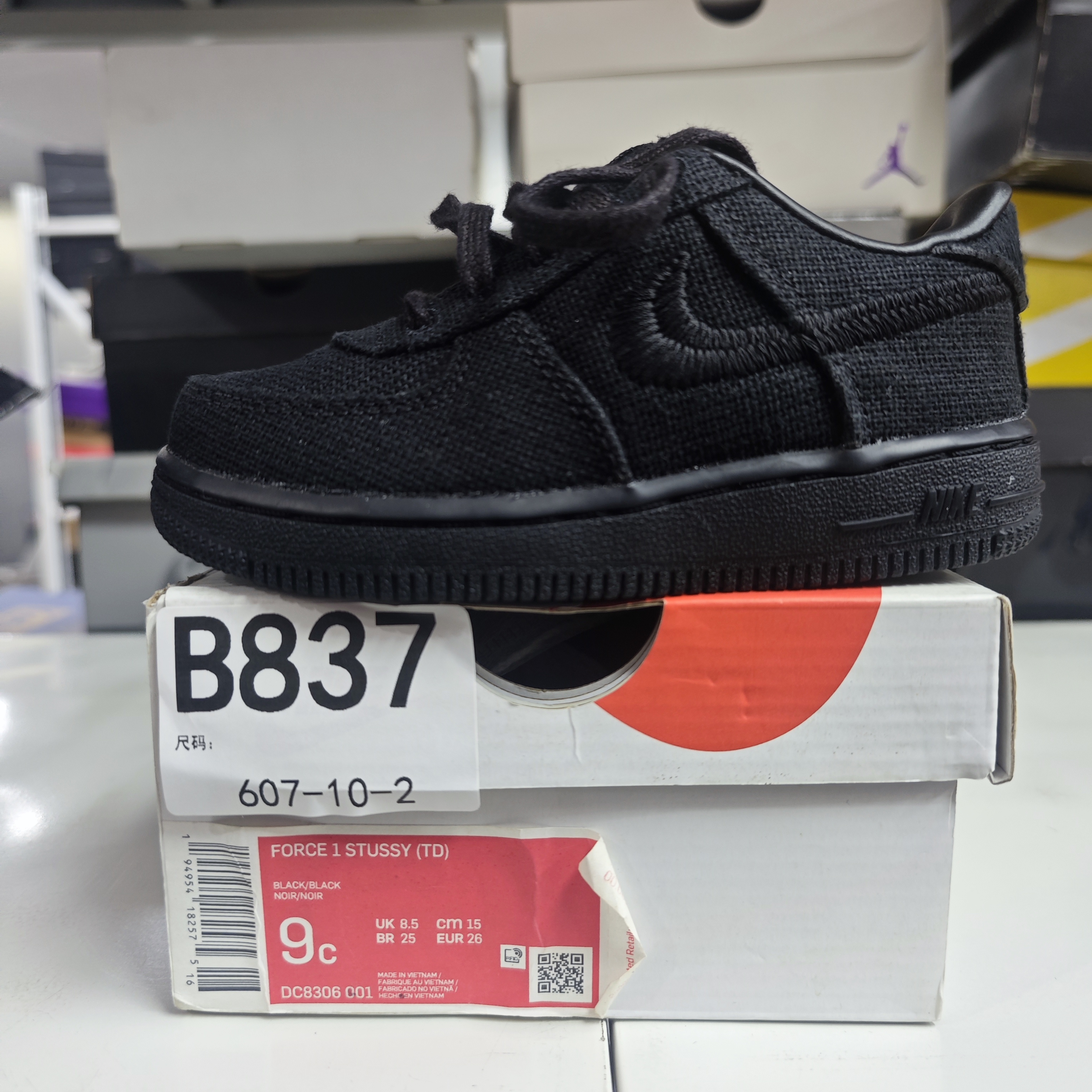 nike 全黑低帮童鞋 全新原盒 26码 12.6 bai B837