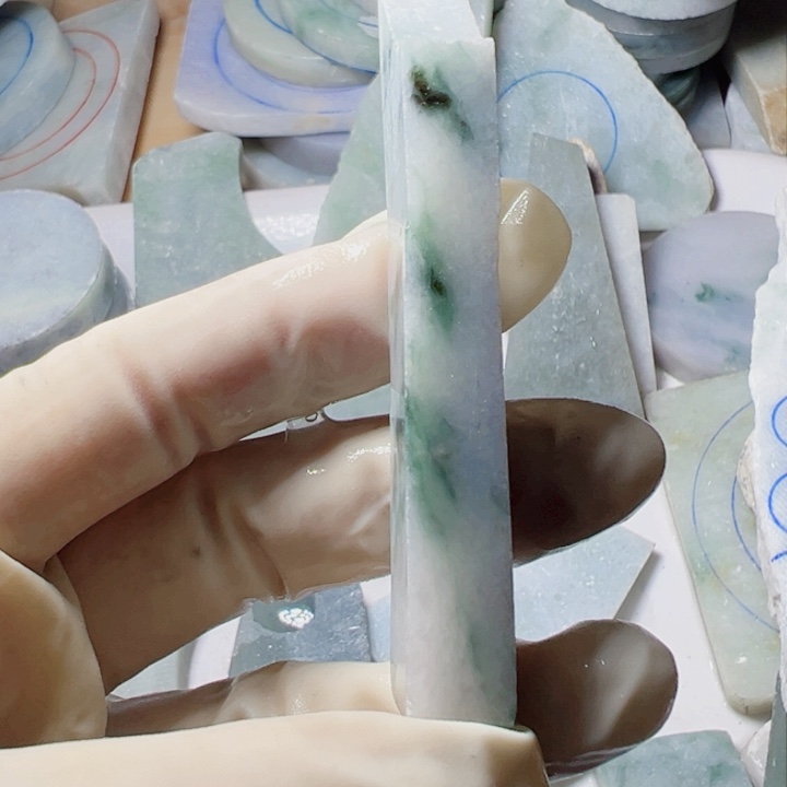 翡翠颈饰未镶嵌翡翠片料