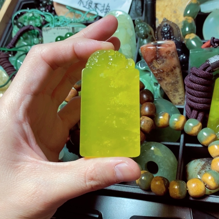 蛇纹石玉颈饰未镶嵌