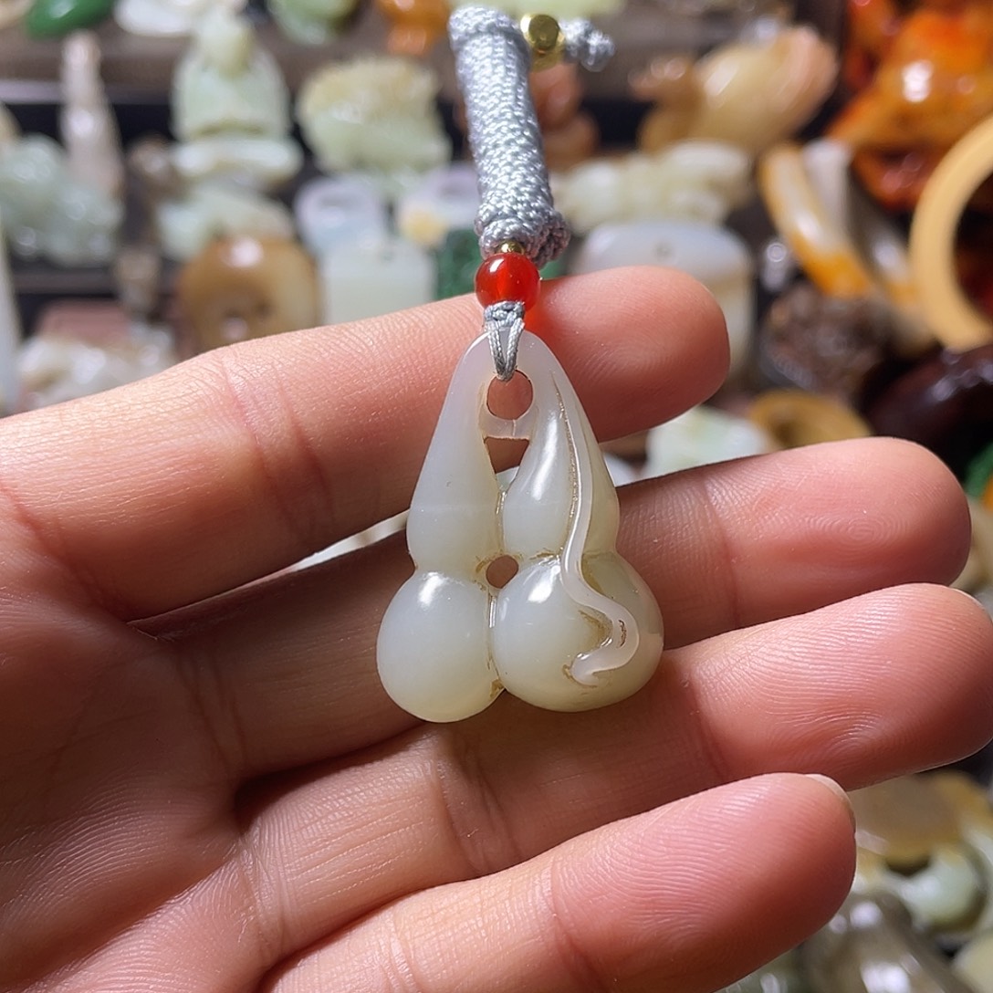 秀***园和田玉（糖玉）未镶嵌颈饰