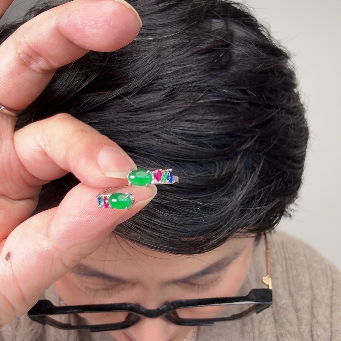 翡翠未镶嵌颈饰一件