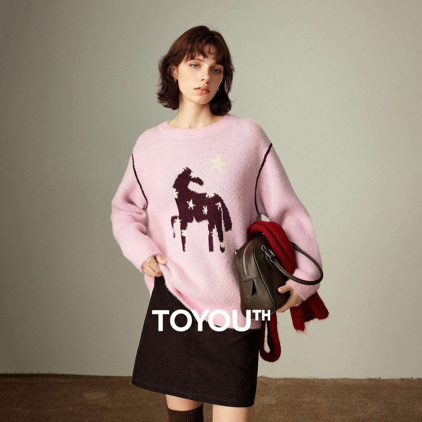 初语撞色分割仿羊绒毛衣女2025冬季新款圆领星马图腾宽松落肩上衣