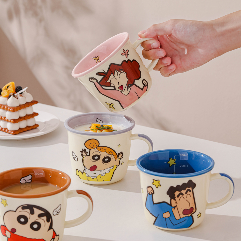 正版蜡笔小新餐具陶瓷马克杯一家人个性杯子全家福刻度杯咖啡杯