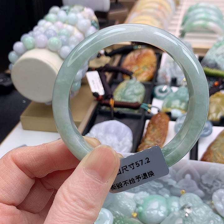 翡翠手镯未镶嵌吊坠