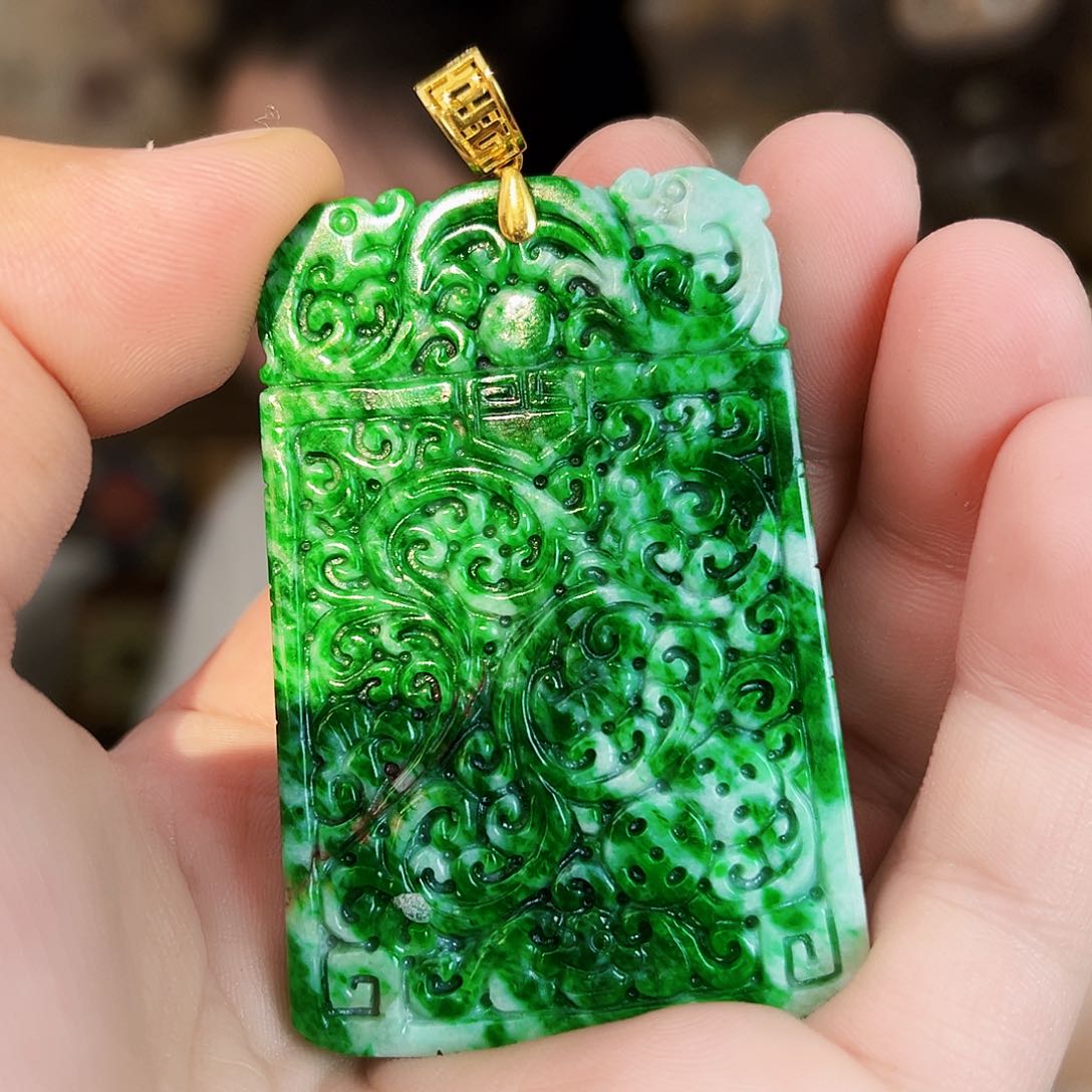 翡翠18K金镶嵌颈饰吊坠