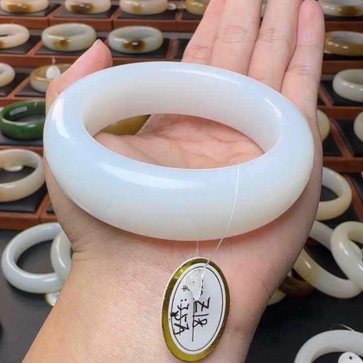 妮***宝和田玉未镶嵌手镯