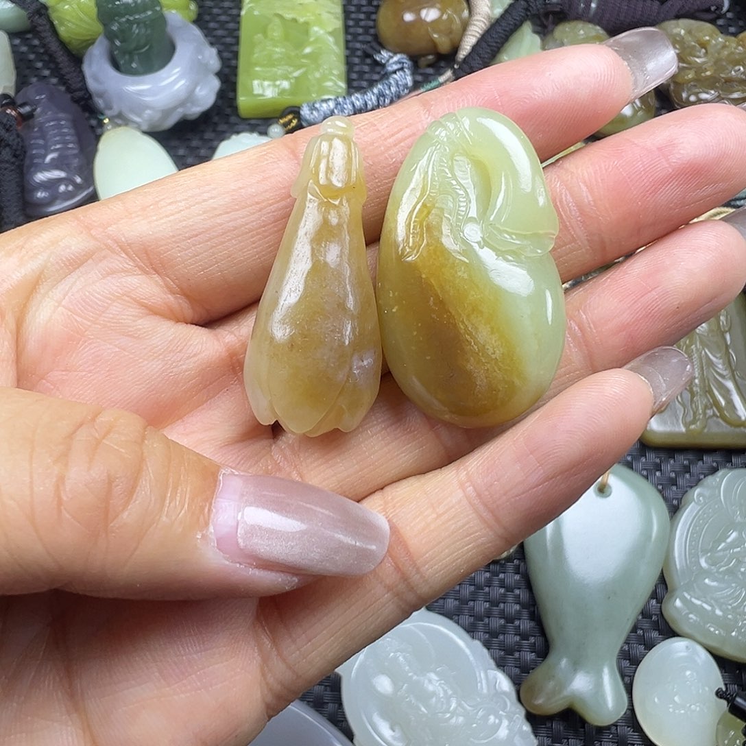 和田玉未镶嵌吊坠(不含链)微瑕漏，不退不换