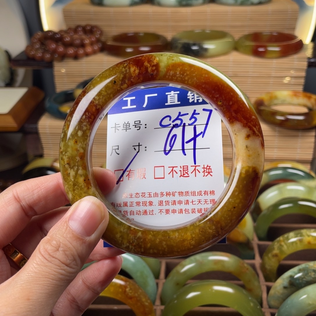 一***排蛇纹石玉未镶嵌手镯