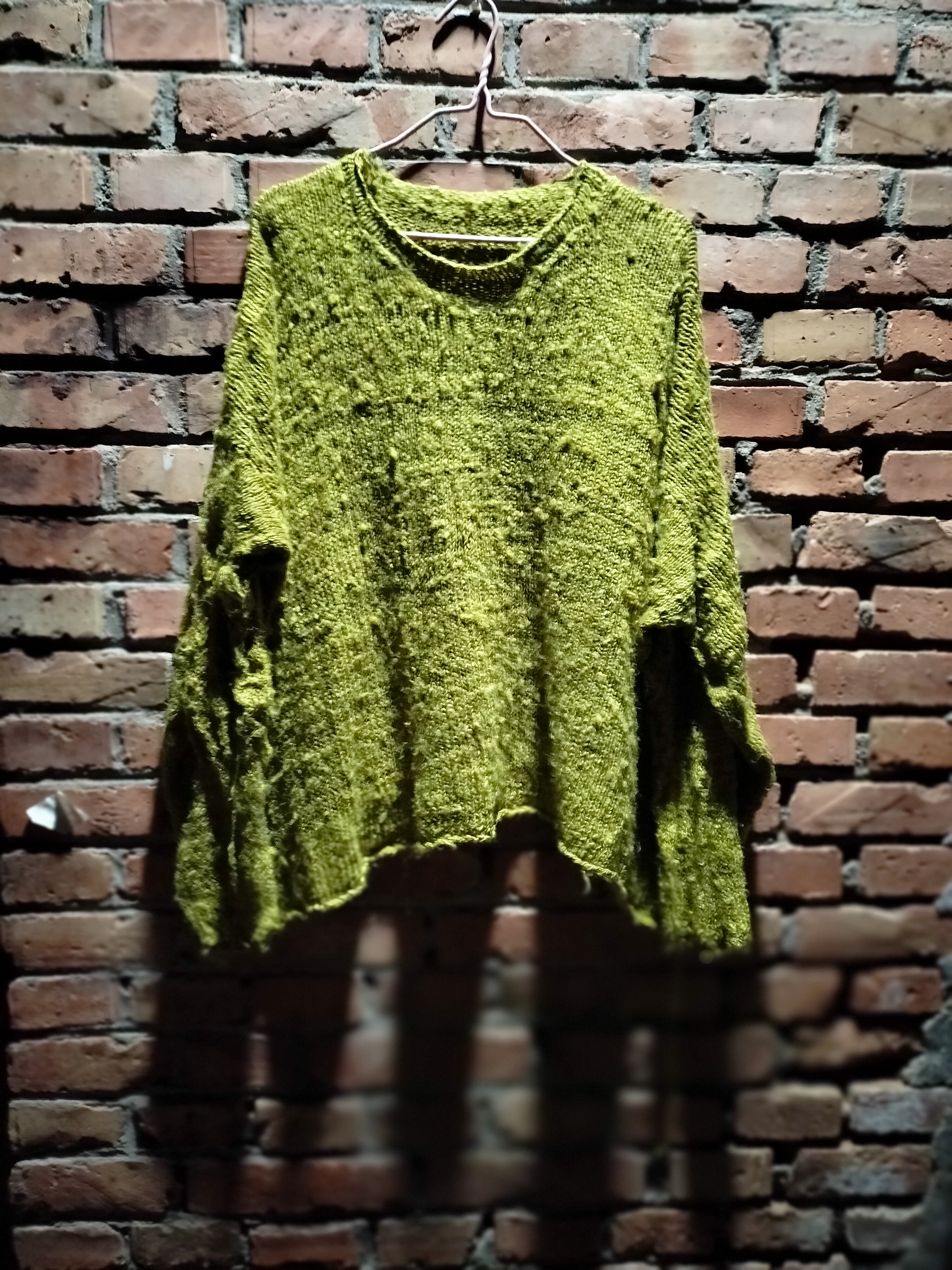 手工编织植物染色一百的柞蚕丝秋香绿色春秋款套头衫。