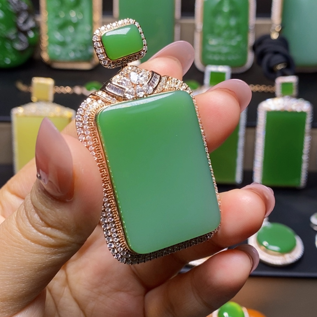 总***的和田玉18K金镶嵌挂件