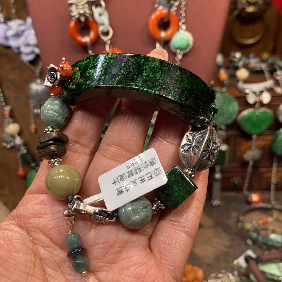 翡翠吊坠(赠链)未镶嵌