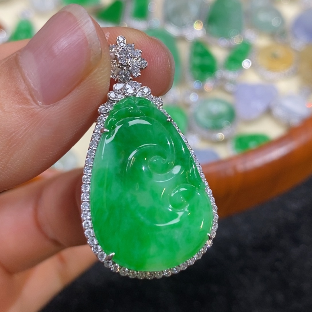 翡翠18K金镶嵌吊坠(赠链)