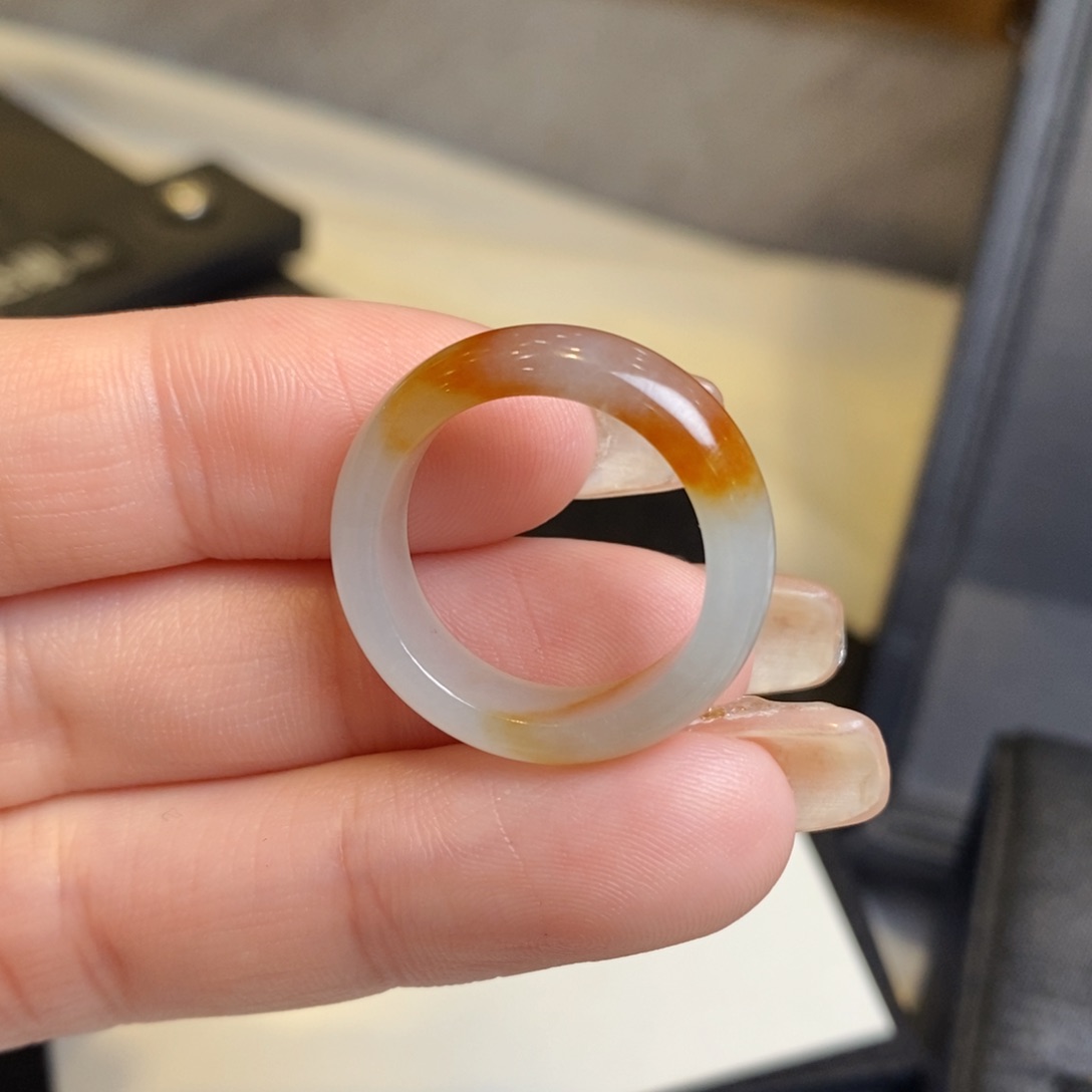 翡翠戒圈未镶嵌飘红翡