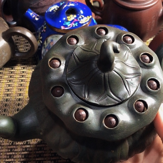 紫砂茶壶原矿泥料手工制作的紫砂壶。