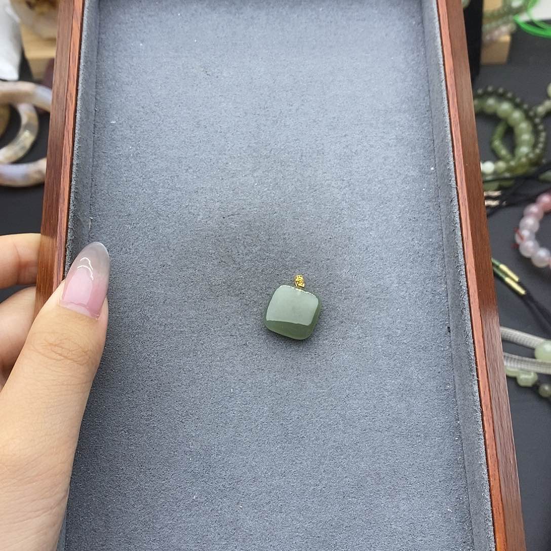 和田玉吊坠(不含链)18K金镶嵌