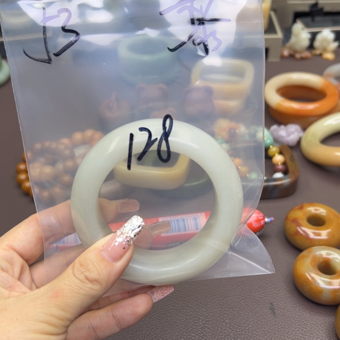 石英质玉手镯未镶嵌黎***?