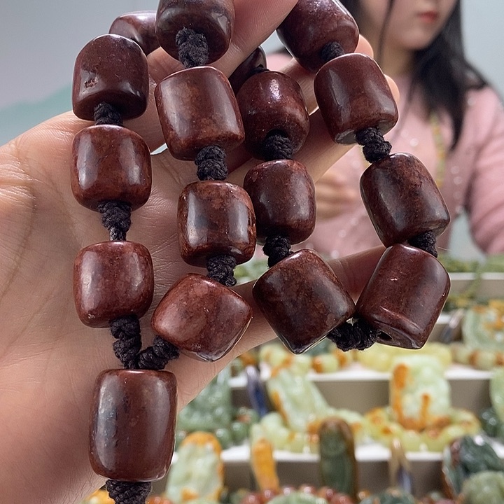 岫岩河磨玉（透闪石质玉）手持未镶嵌