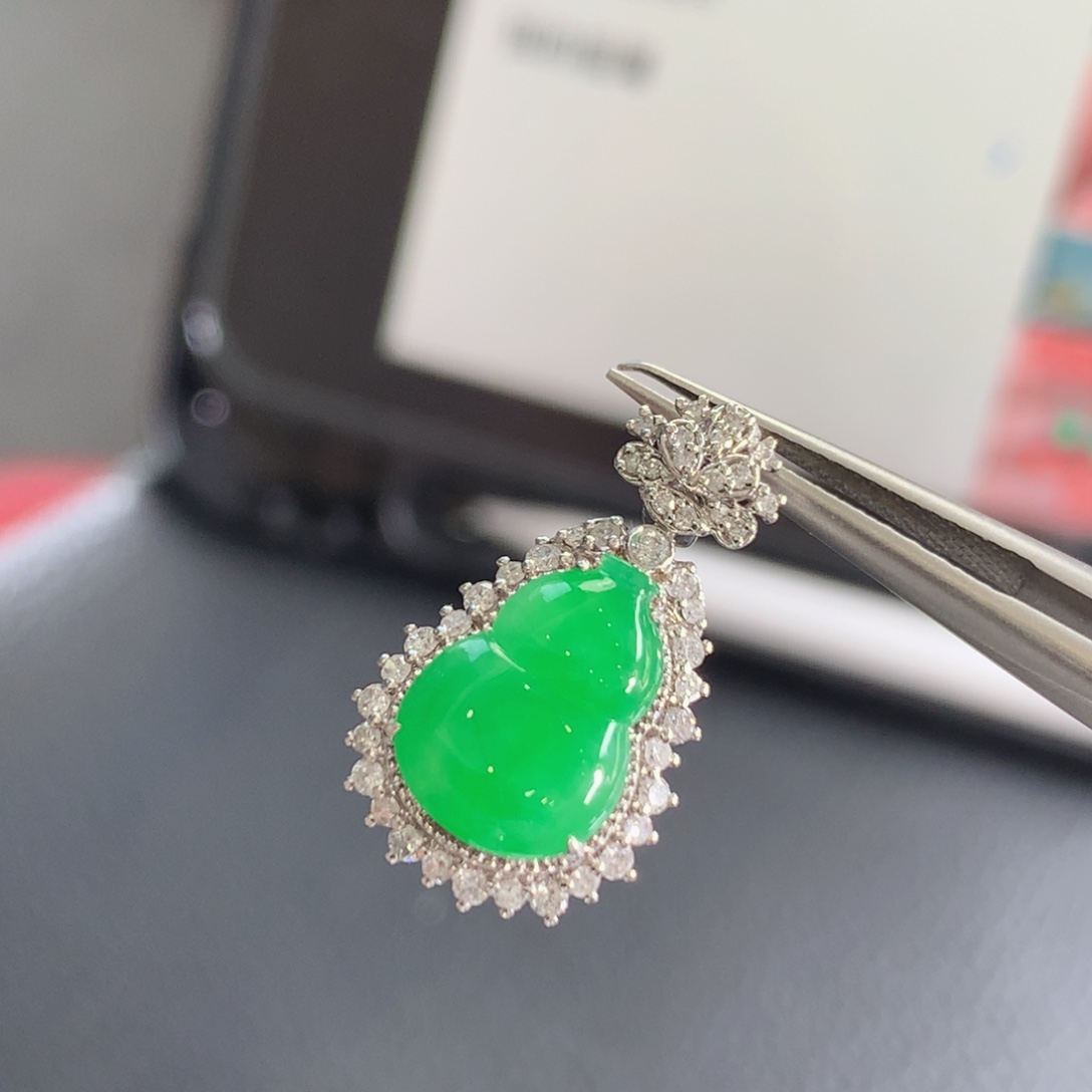 翡翠18K金镶嵌颈饰满色阳绿葫芦吊坠