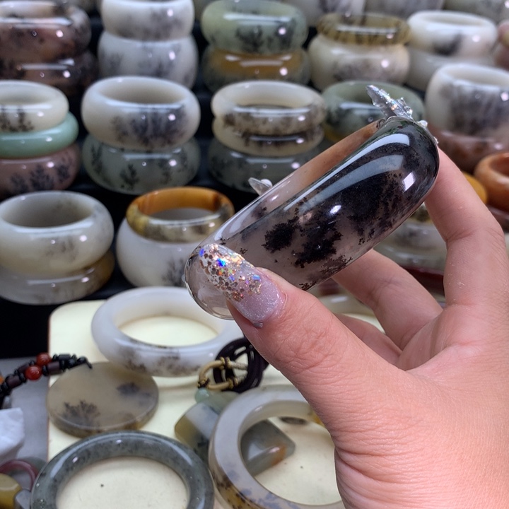 重***文石英质玉未镶嵌手镯