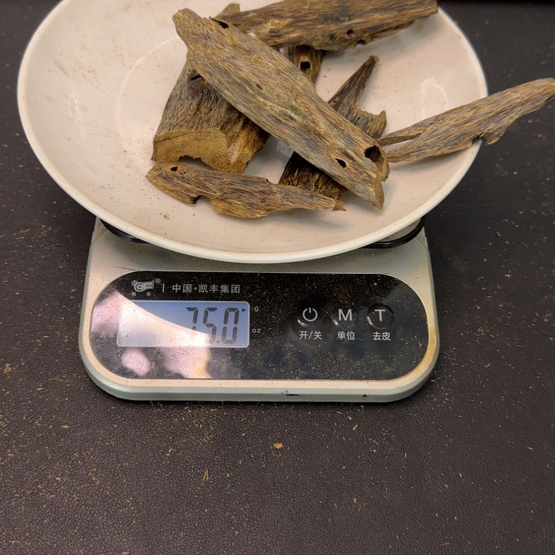 沉香碎屑沉香驼背黑奇