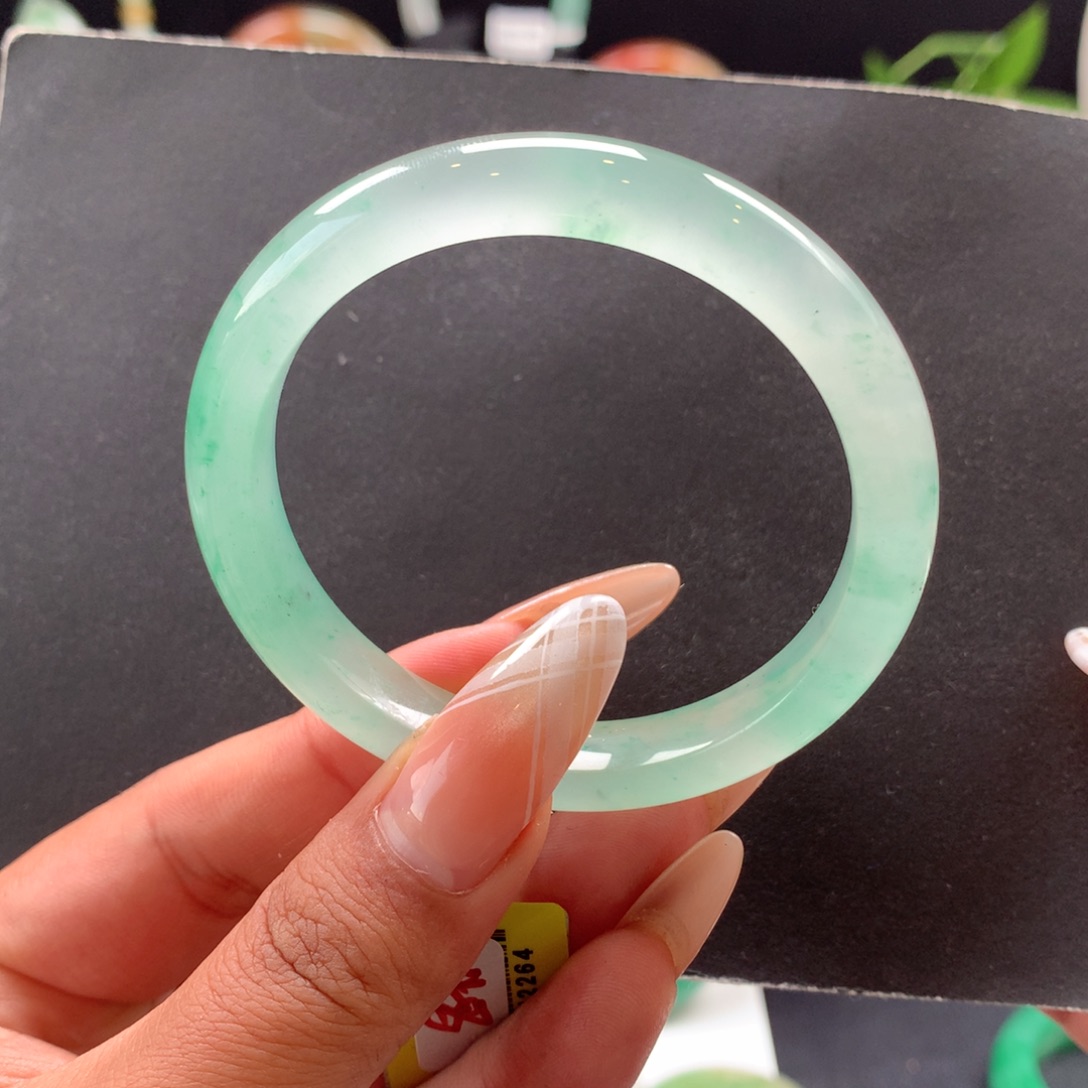 就***品石英质玉未镶嵌手镯