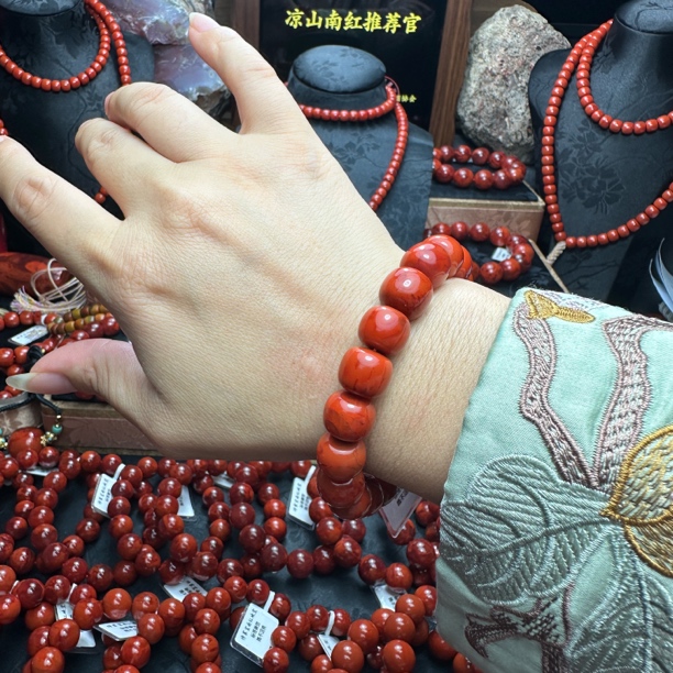 传家级 川料全品原矿天然南红玛瑙柿子红火焰纹满肉手串老型单圈
