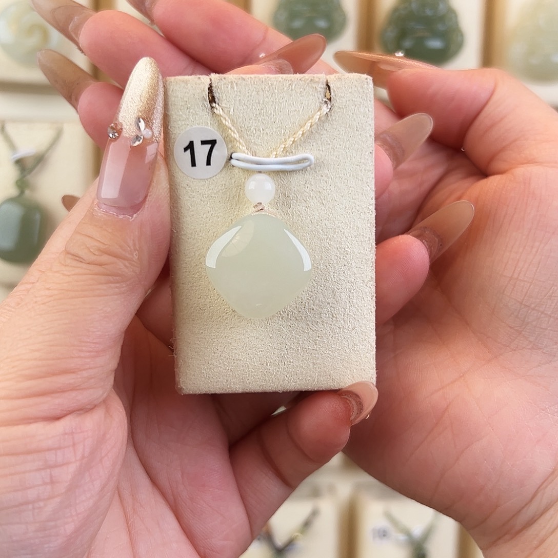 和田玉未镶嵌吊坠(赠链)