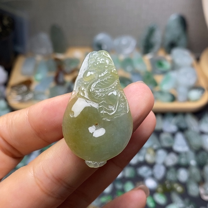 翡翠未镶嵌颈饰龙扣