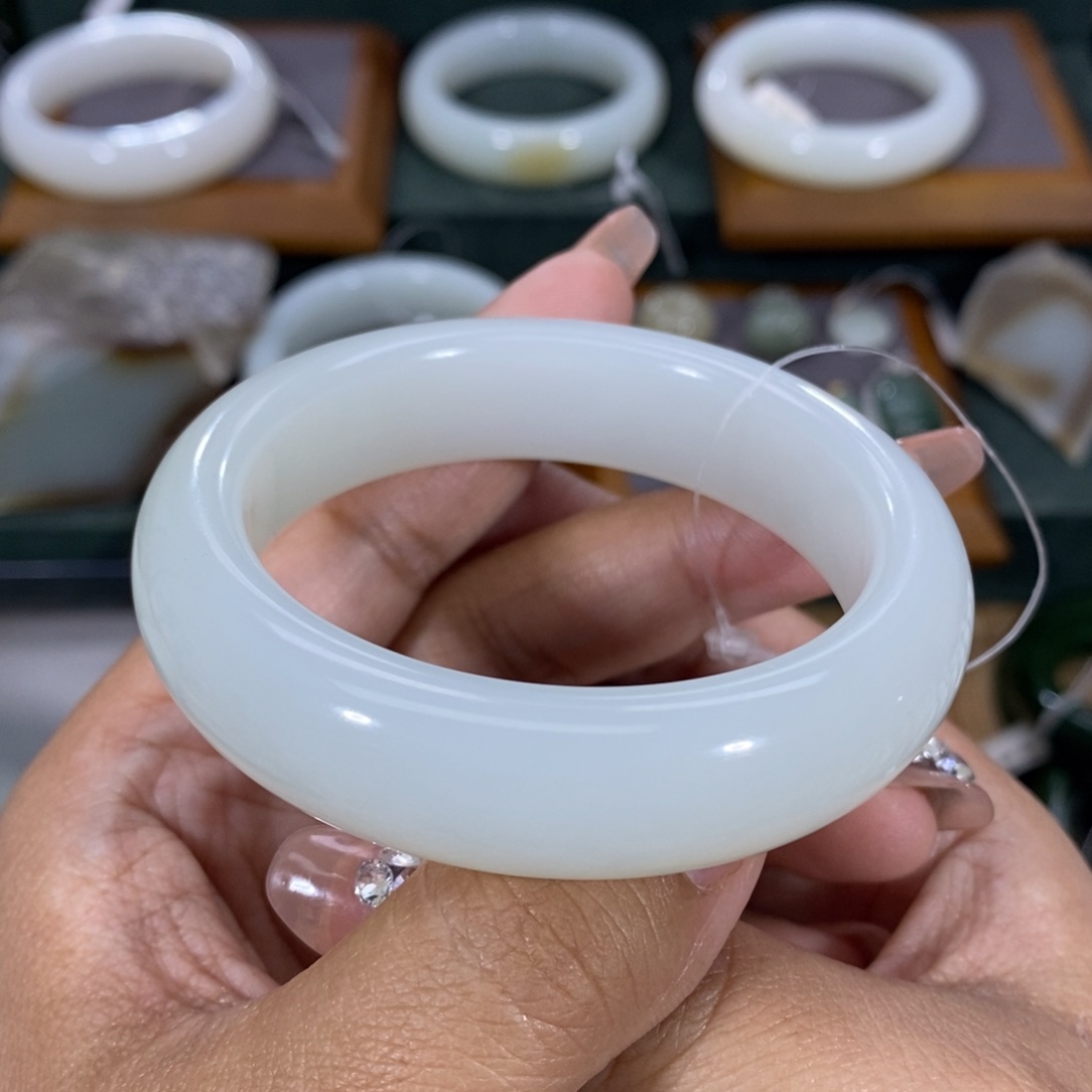 和田玉手镯未镶嵌