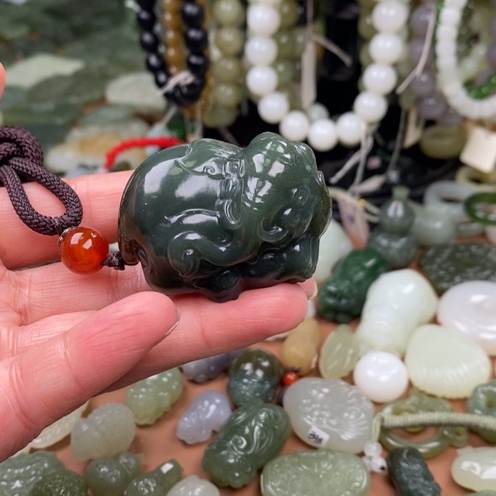 和田玉未镶嵌颈饰大象