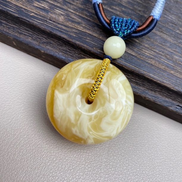 15.5克34×19.2毫米天然俄料浓白溶洞妖花蜜蜡平安扣无事牌毛衣链