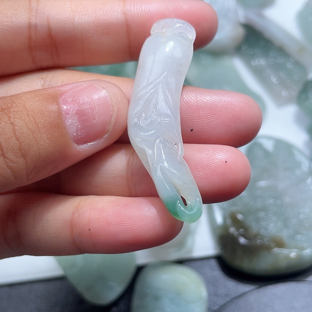 颈饰未镶嵌翡翠是