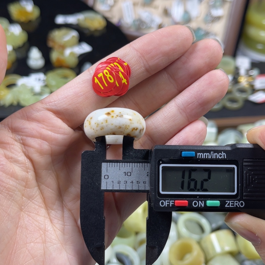 蛇纹石玉未镶嵌戒指