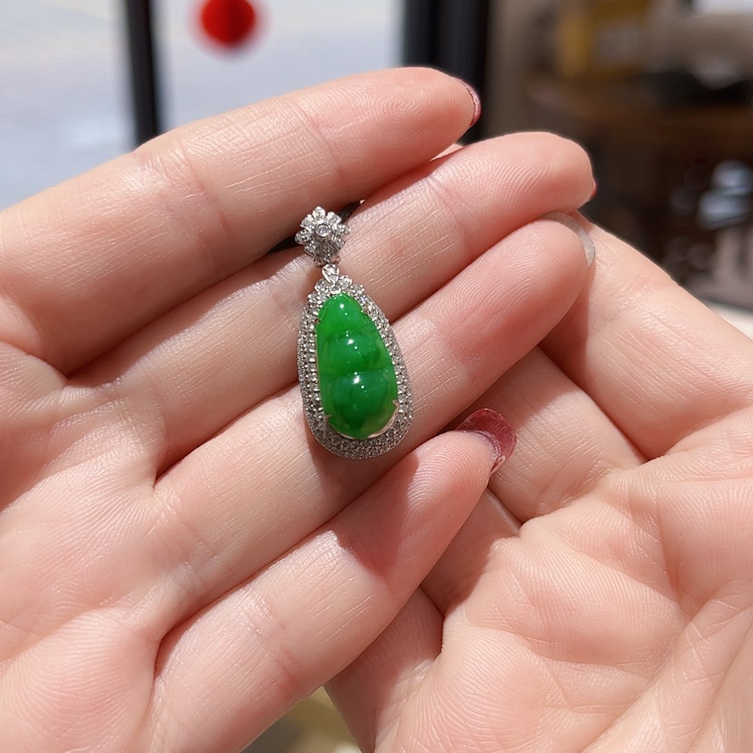 翡翠颈饰18K金镶嵌翡翠吊坠