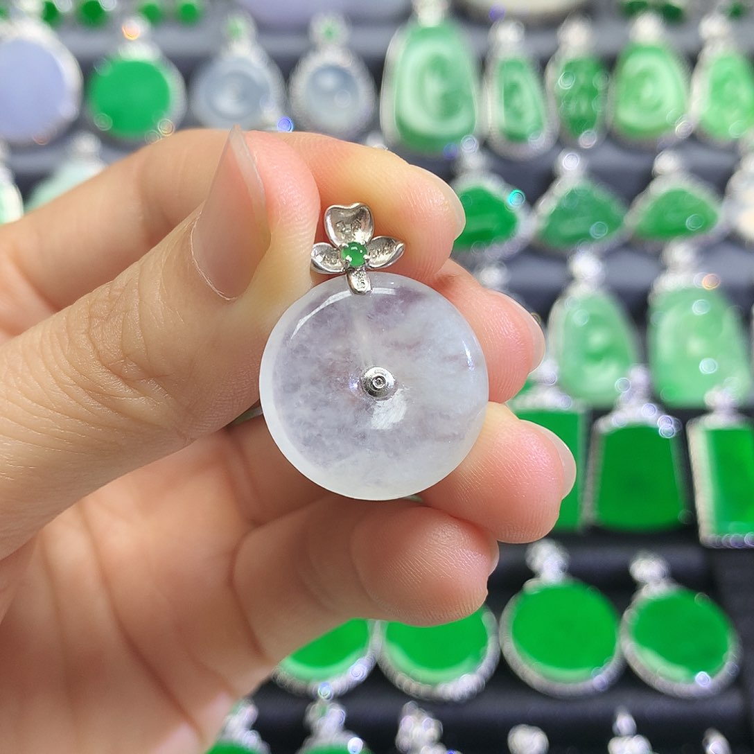 颈饰18K金镶嵌翡翠吊坠