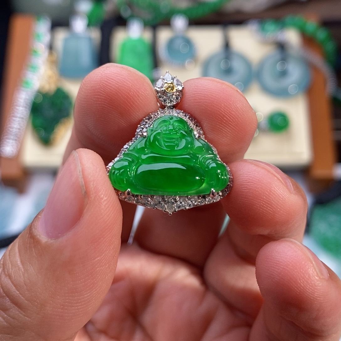 翡翠颈饰18K金镶嵌冰阳绿佛公