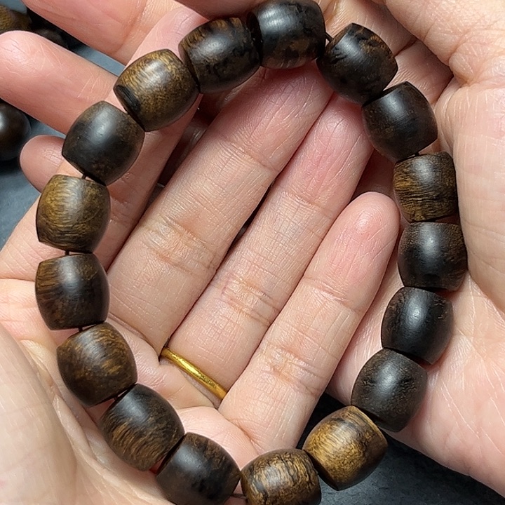 沉香手串白棋虎皮留疤