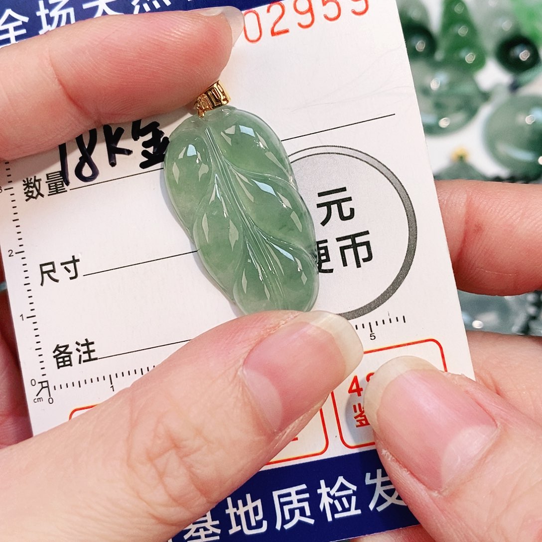 翡翠颈饰18K金镶嵌吊坠