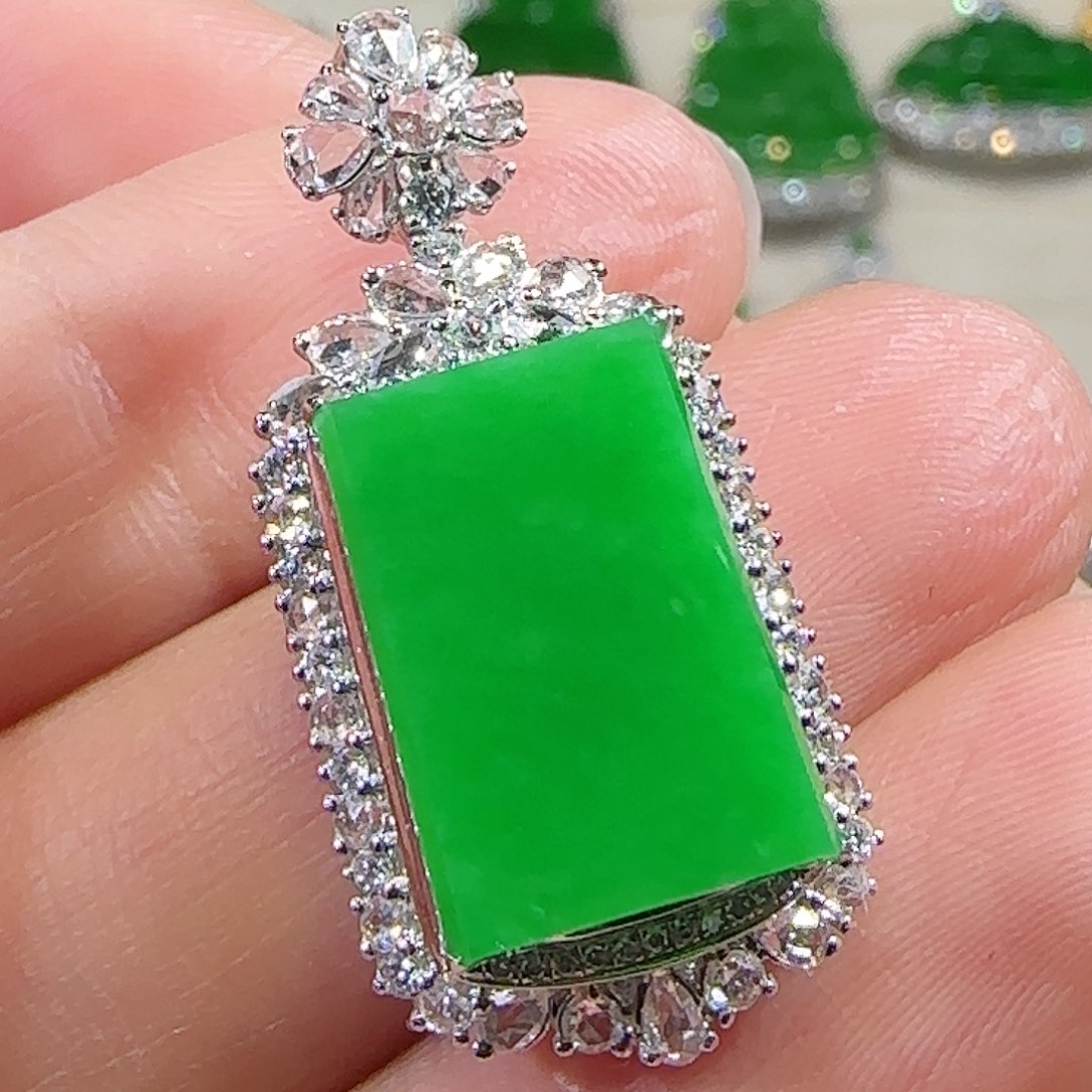 翡翠颈饰18K金镶嵌翡翠